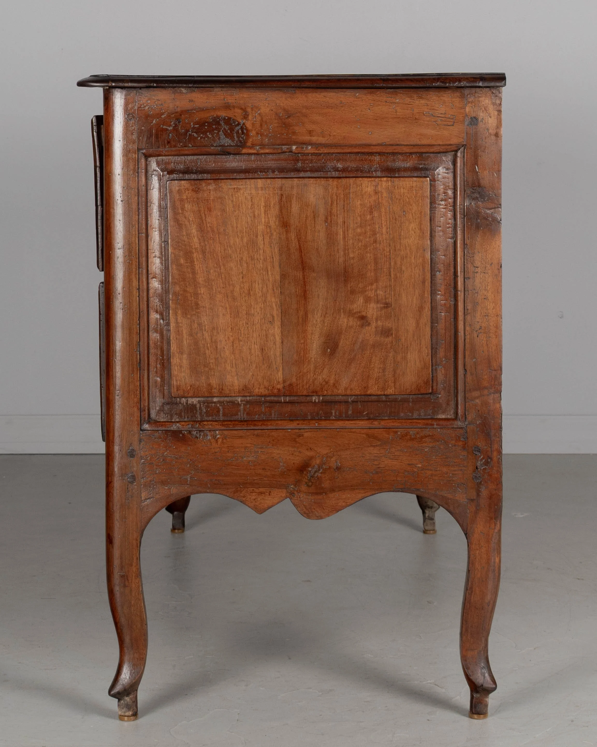 An 18th century Italian Louis XV style serpentine front commode