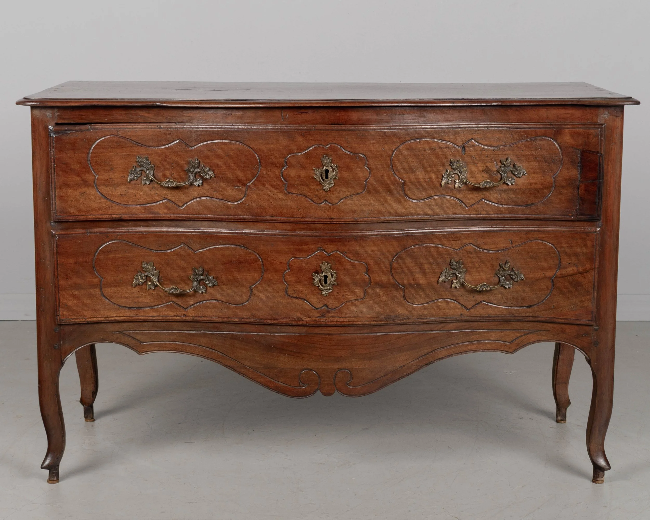 An 18th century Italian Louis XV style serpentine front commode