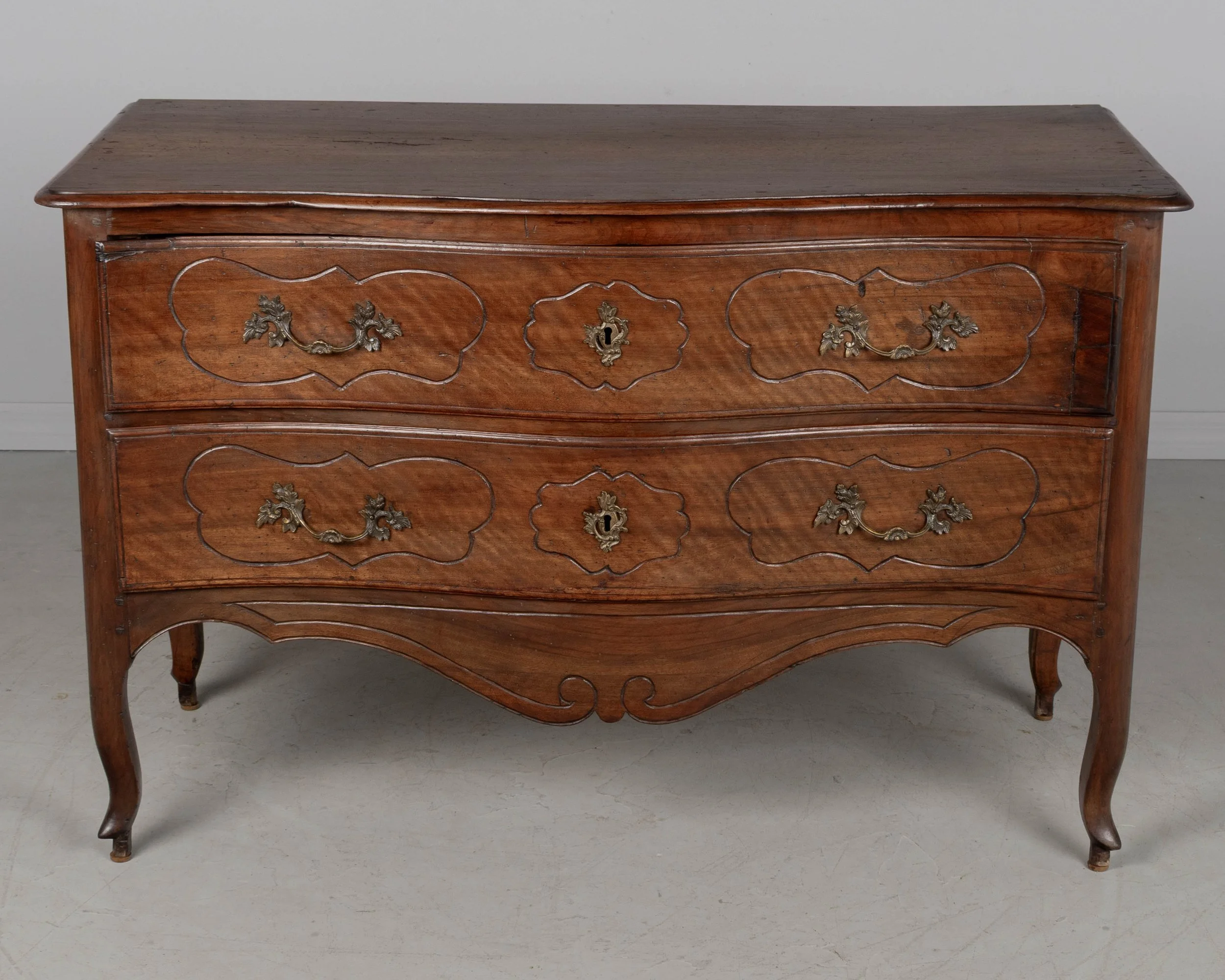 An 18th century Italian Louis XV style serpentine front commode