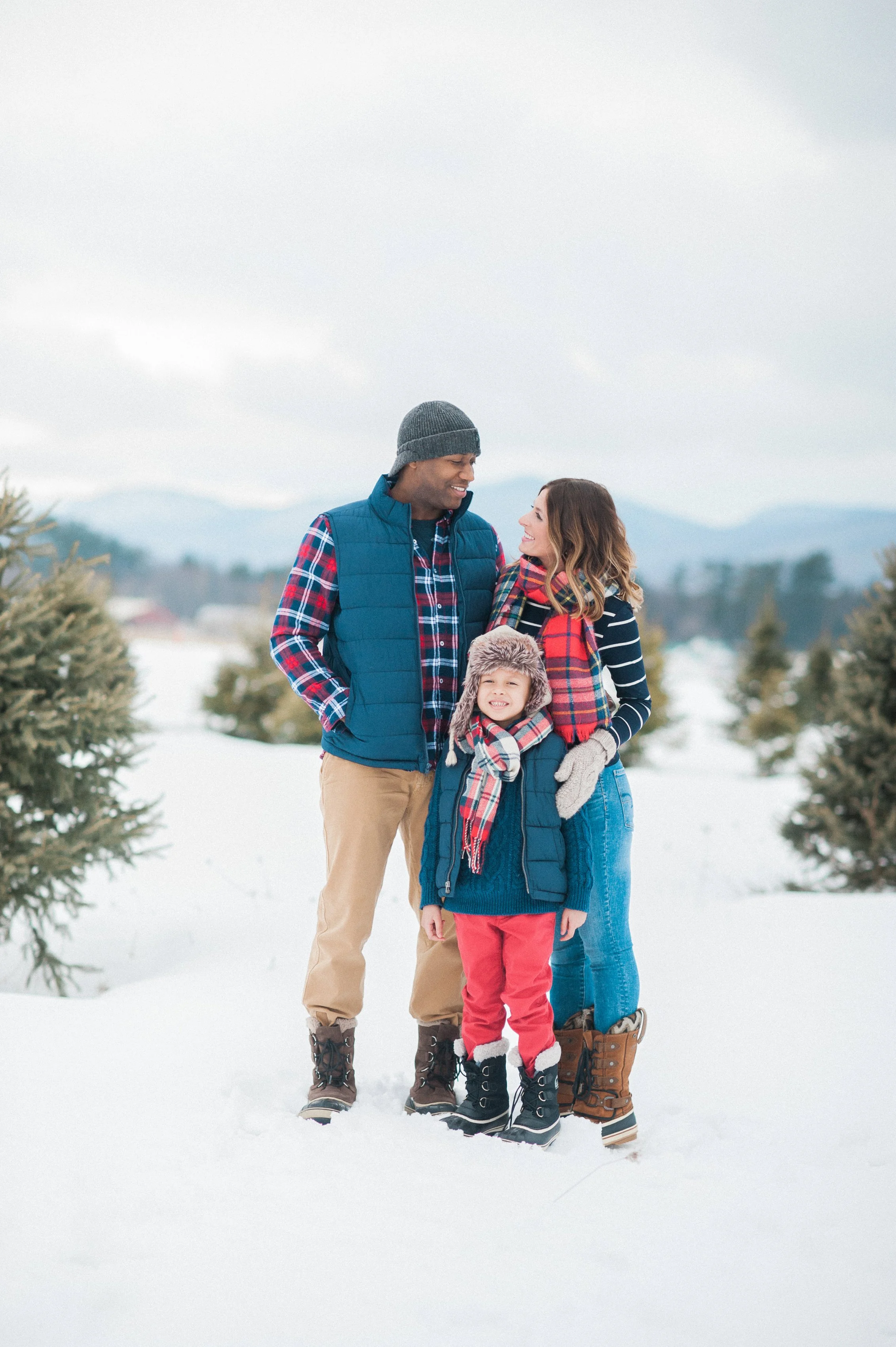 https://images.squarespace-cdn.com/content/v1/555faf3be4b0c18afa3b7e3c/1547001289031-HZMEXSOZ6FODDDE8H8YS/Brady%2Bfamily%2B2017-2.jpg