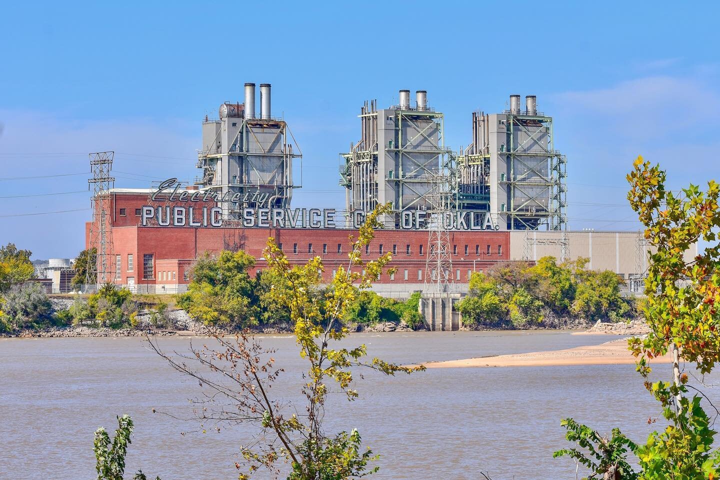 Electrifying view on the Riverside trails. ⚡️✨ .
.
.
.
.
.
.
.
.
.
.
.
.
.
.
.
.
.
#tulsaart #tulsaartist #oklahomalove #tulsalove #exploretulsa #iloveoklahoma #lovetulsa #ilovetulsa #mytulsapeople #mytulsaworld #mytulsa #cherrystreettulsa #midtowntu