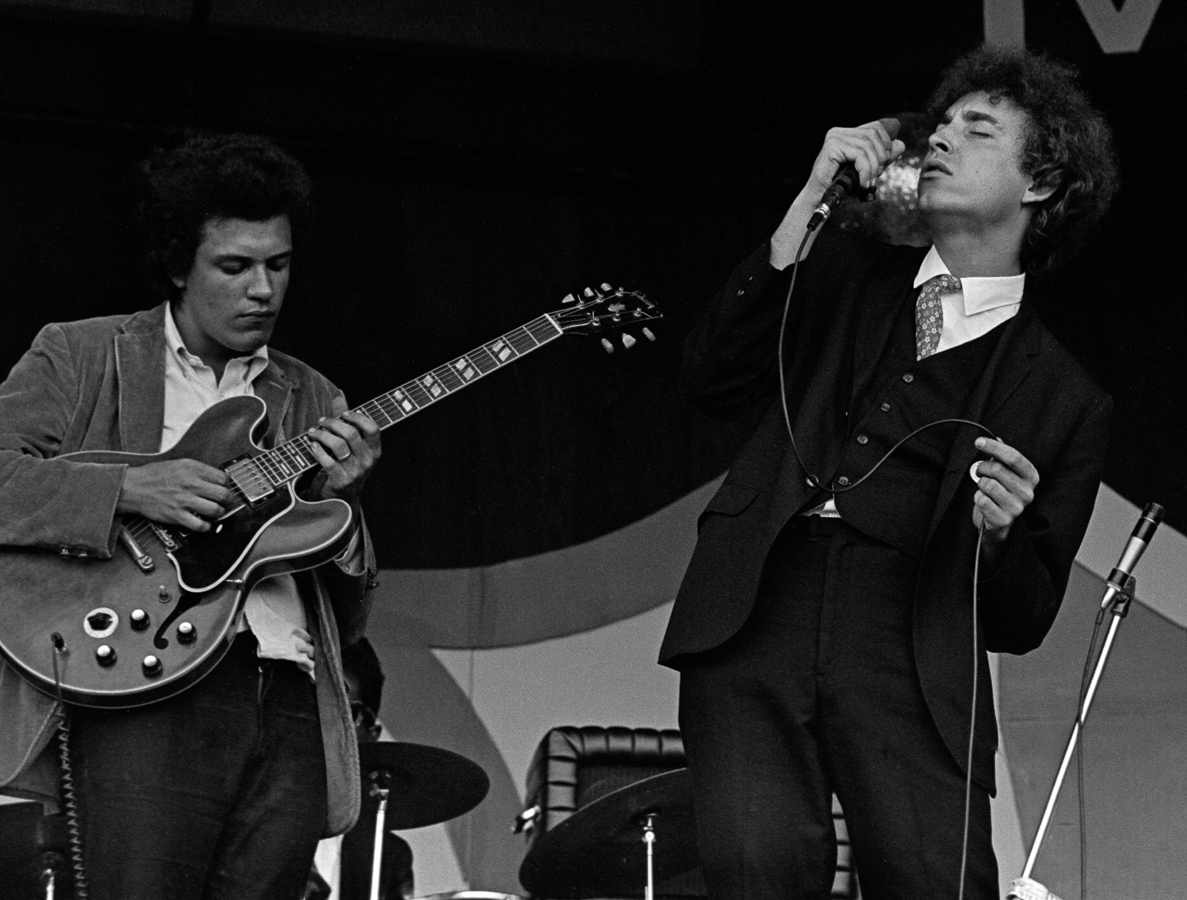  Michael Bloomfield (left) on guitar and Elvin Bishop (right) at the Monterey Jazz Festival, September 1966. 