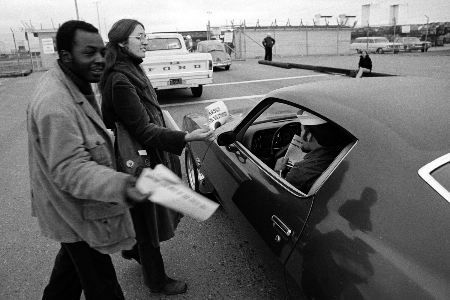 Two civilian supporters of the SOS campaign leaflet sailors as they drive to work at NAS Alameda 