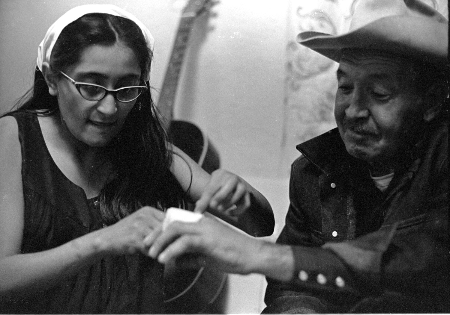 A coop and Alianza member appreciates the care with which Maria treats his wounded hand.