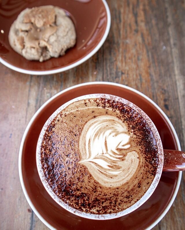 Happy Friday! Large cap and a caramel cookie. Perfect combo on this chilly morning ❄️✨