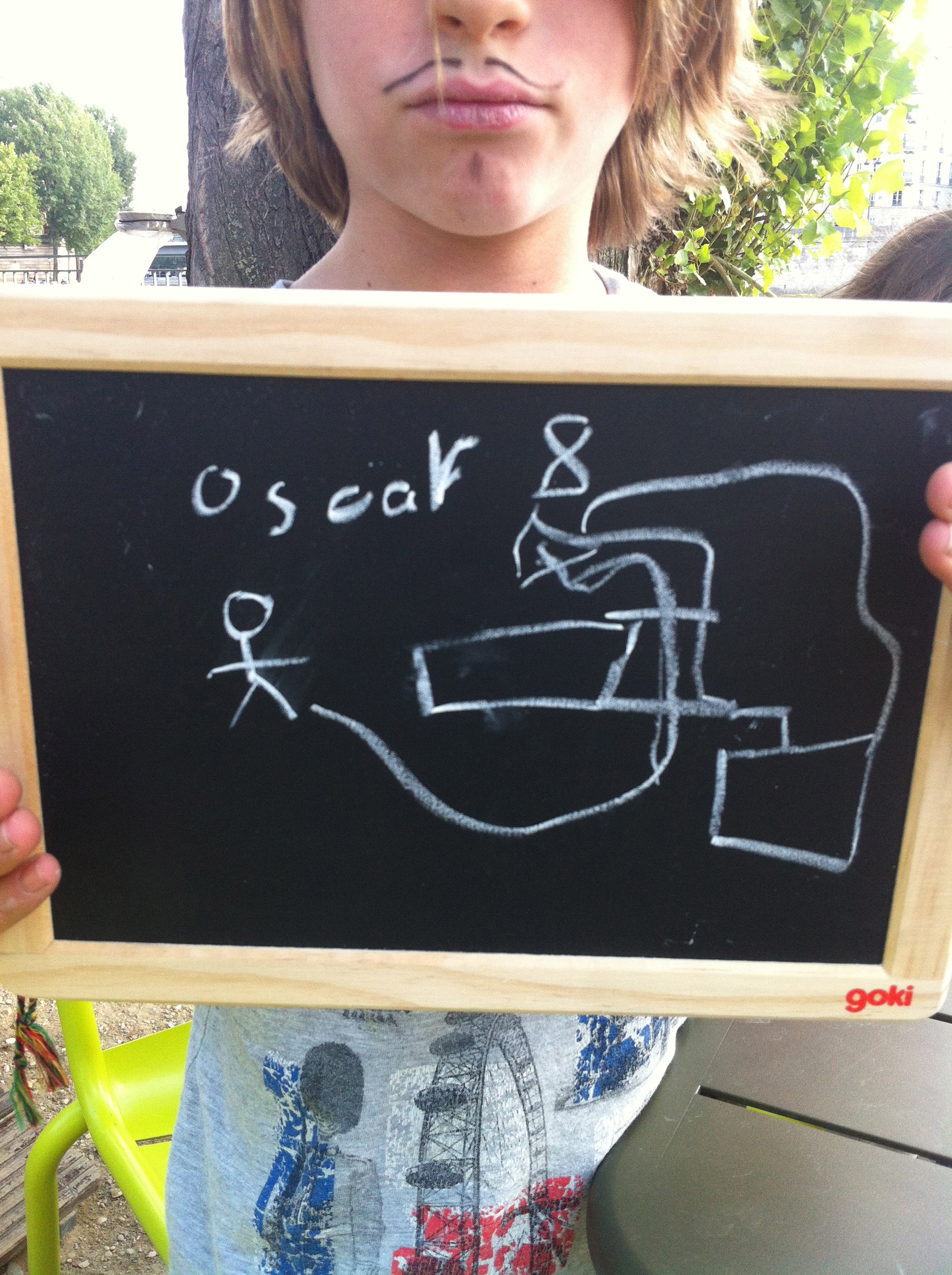 Oscar 8 ans veut pouvoir sauter du grand plongeoir