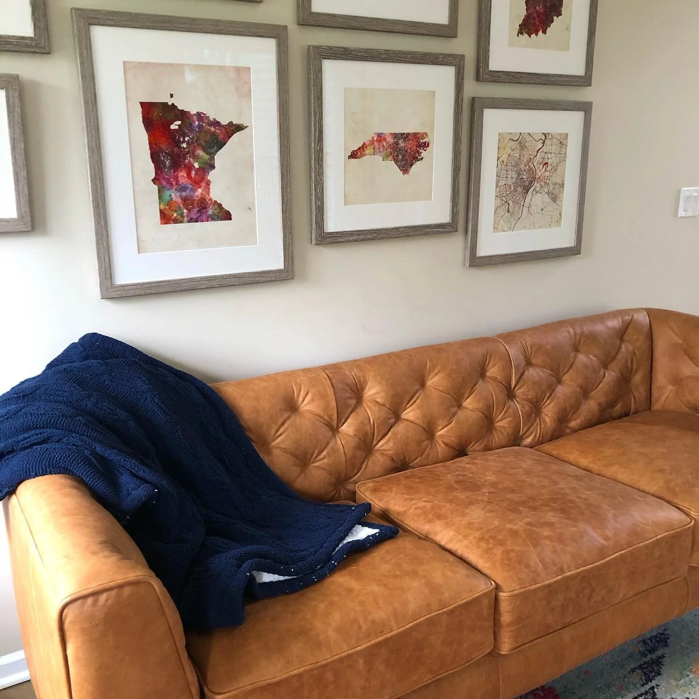 I think it&rsquo;s interesting that super creative people are typically also creative when styling/decorating their house. Me? Not so much. 🤷🏽&zwj;♀️ But I&rsquo;m in love with my newly delivered @polyandbark couch. Already sweating over trying to 
