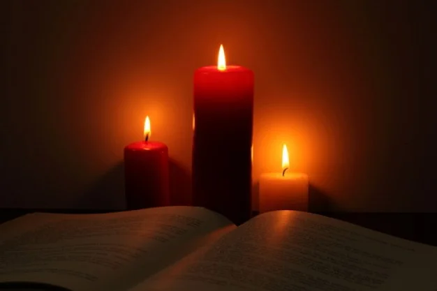 christmas-eve--black-background--object--candle_3336532.jpg