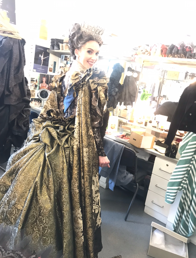 KRISTEN SHOWING THE BACK OF THE QUEEN DRESS