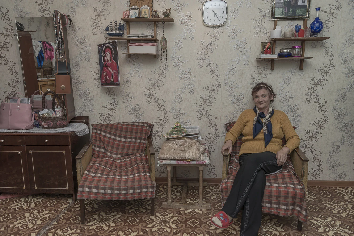 Kyrgzystan-Balykchy-grandparent-carers-migrant-workers-soviet-flat-home-jo-kearney-video-photography.jpg
