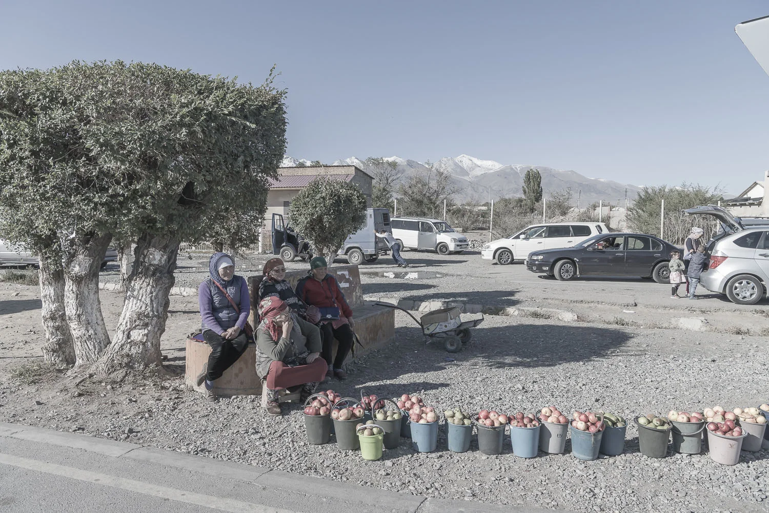 kyrgyzstan-fruitsellers-balykchy-jo-kearney-photography-soviet-union-communism-selling-apples-streetmarket.jpg