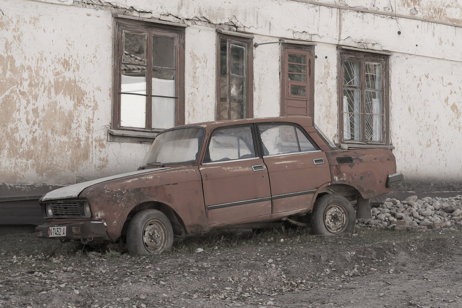 jo-Kearney-videojournalist-video-photographer-cheltenham-minkush-min-kush-Soviet-lada-rusting-Union-industrialwasteland-uranium-mining-ruins-environment-hazardous-waste.jpg