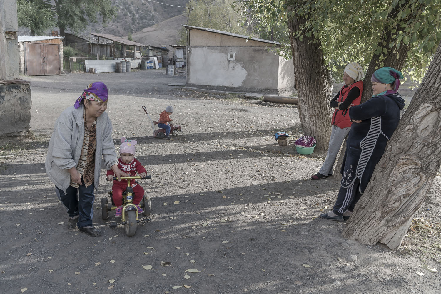 jo-Kearney-videojournalist-photographer-cheltenham-minkush-min-kush-Soviet-Union-industrialwasteland-uranium-mining-ruins-kyrgyz-children.jpg