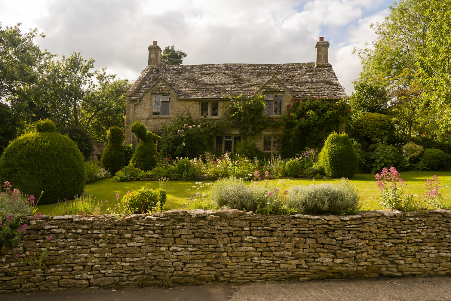 summer-garden-Cotswolds-Notgrove-Gloucestershire-Jo-Kearney-photos-landscape-photography-video-landscapes.jpg