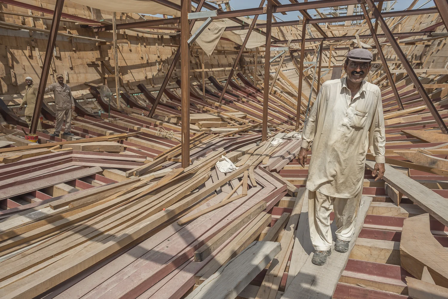 jo-kearney-dhows-building-dubai-migrant-worker-travel-photography-video-worker.jpg