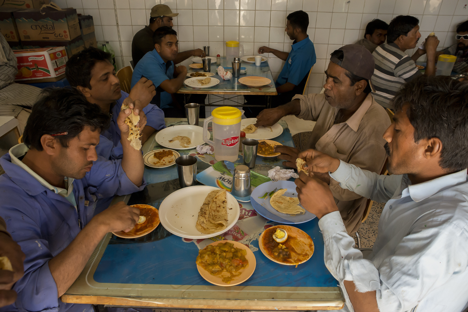 jo-kearney-dhows-building-dubai-migrant-worker-travel-photography-eating.jpg