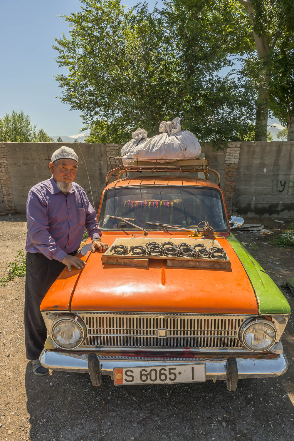 roadside-stalls-market-kyrgyzstan-travel-photography-groceries-osh-horse-hooves-lada.jpg
