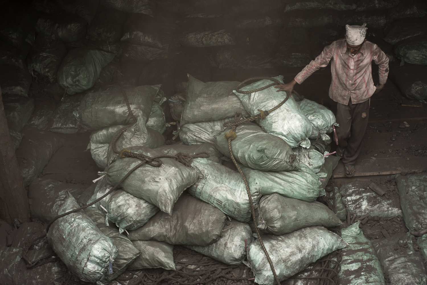 sacks-charcoal-workers-uae-jo-kearney-photography-video-travel-photography.jpg