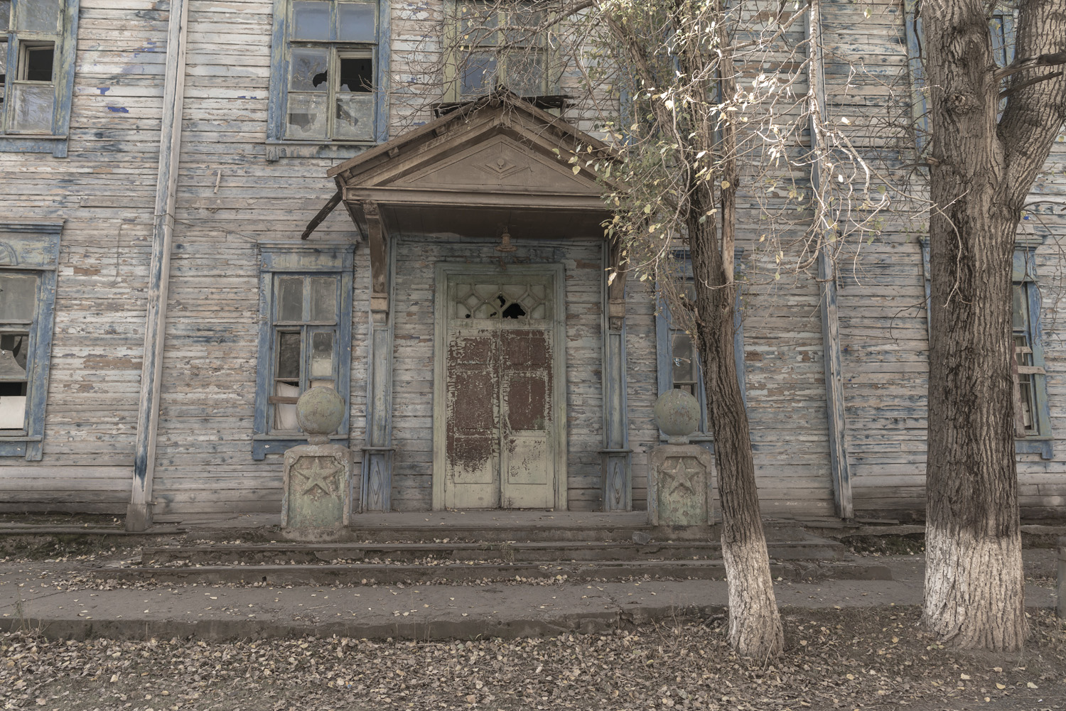 min-kush-soviet-uranium-mining-town-industrial-Russia-Kyrgyzstan-ruins-soviet-sign-jo-kearney-photos-video-photography.abandoned-buildings-abandonment-depressed.jpg