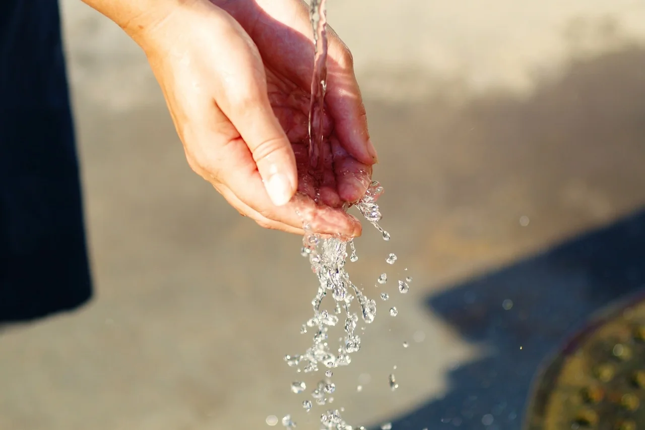 The CDC recommends s crubbing your hands for at least 20 seconds under running water .