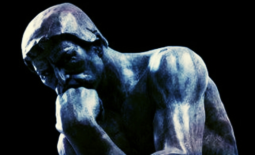 Le Penseur est une sculpture en bronze d'Auguste Rodin, souvent placée sur un piédestal en pierre. Le travail représente un homme nu assis sur un rocher, le menton reposant sur une main comme si perdu dans ses pensées, et est souvent utilisé comme une métaphore de la philosophie.