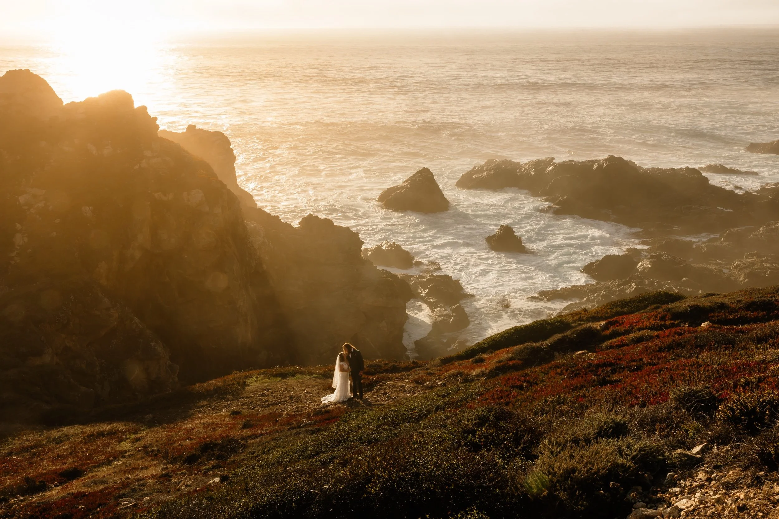 Big Sur doesn&rsquo;t do anything halfway. 🌿🌊
There was a soft rain falling all morning, the kind that settles into the cliffs and turns everything misty and moody and absolutely ethereal. Because that&rsquo;s the thing about this coastline. It doe