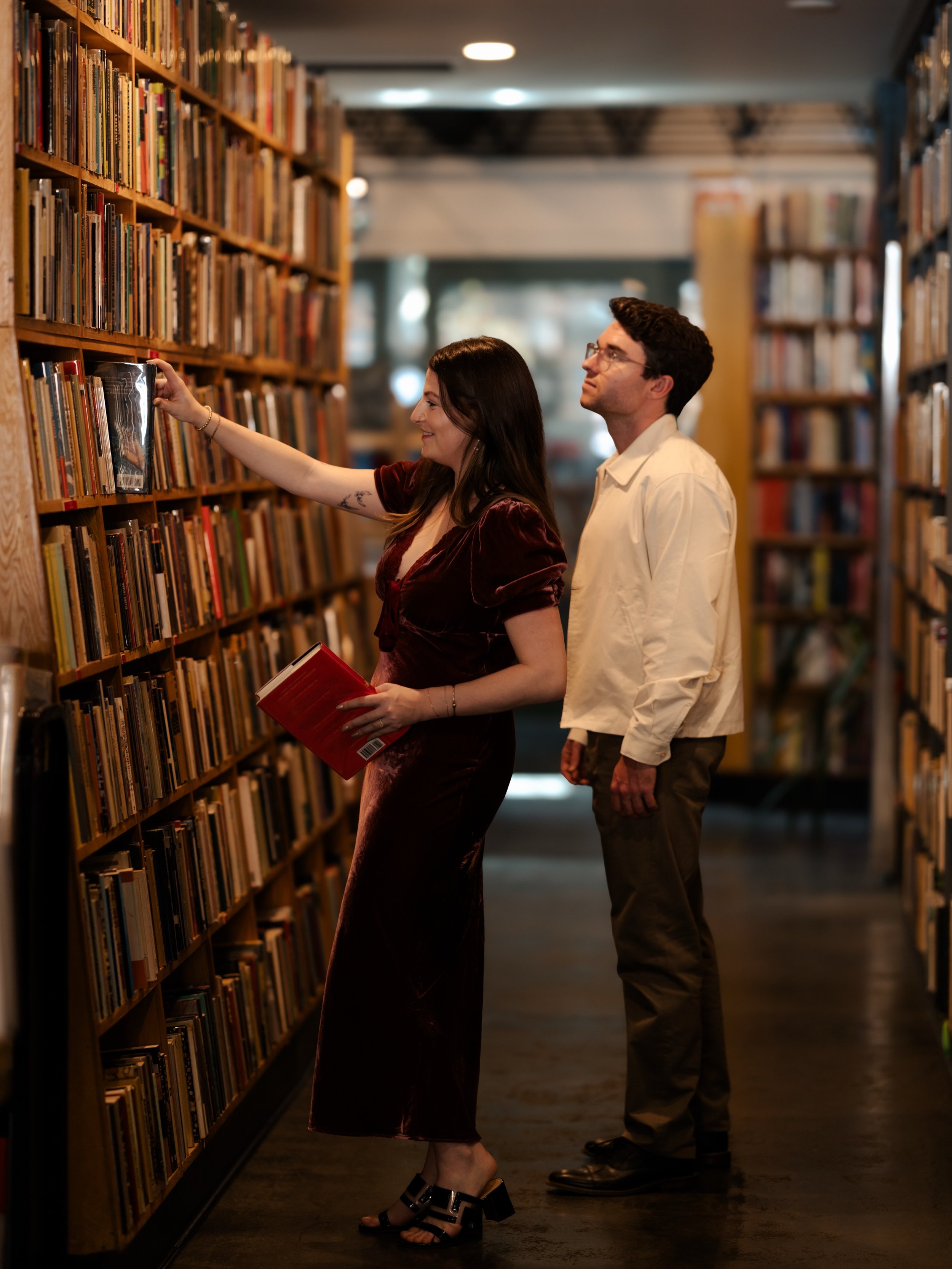 Rachel and Jack chose to do their engagement session at @badanimalbooks , and honestly, I don&rsquo;t think I could&rsquo;ve dreamed up a more perfect spot for them if I tried.

They drank wine, wandered through books, and spent the evening pretendin