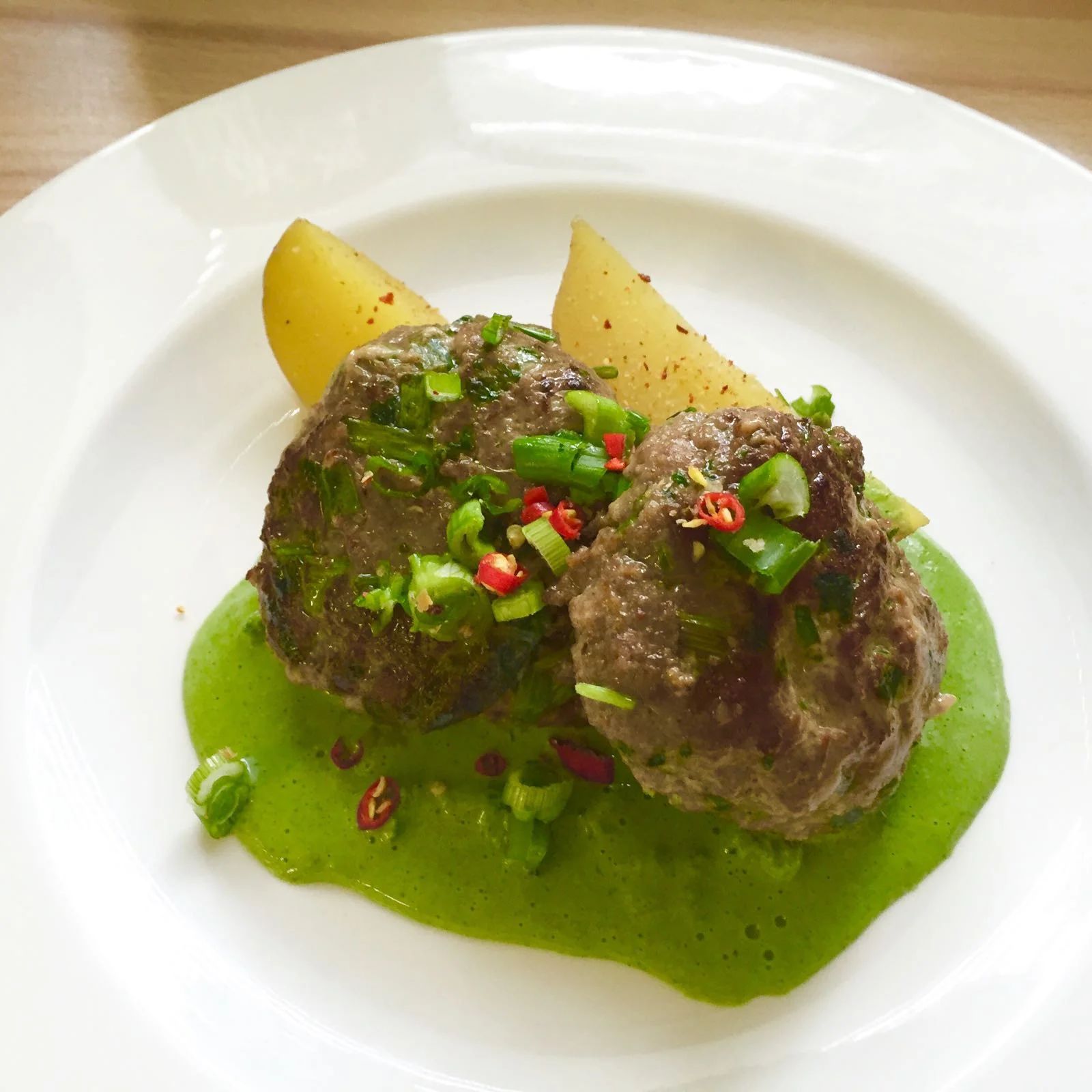 5-Spice meatballs with spicy Potatoes and and green-asia-yoghurt