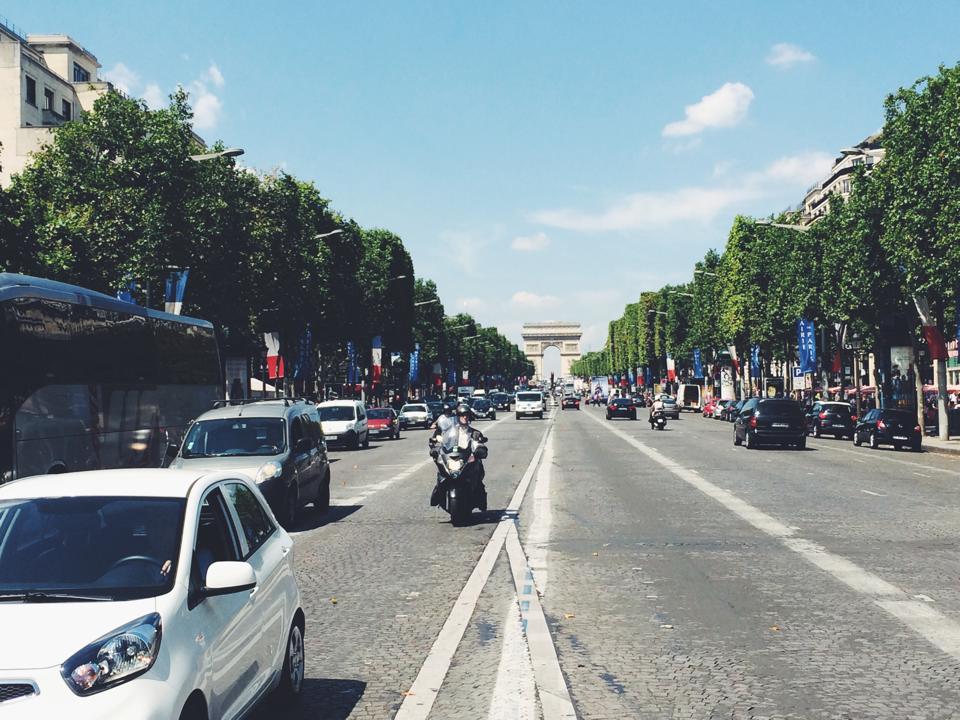 Avenue de Champs-Elysees.jpg