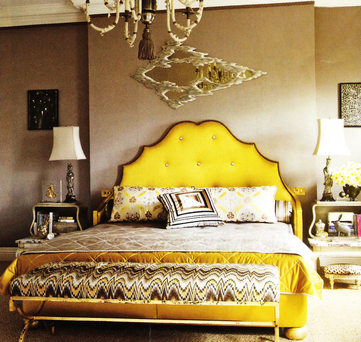 Горчичная кровать. Спальня в горчичных тонах. Желтая кровать в интерьере. Кровать с желтым изголовьем. Кровать горчичного цвета.