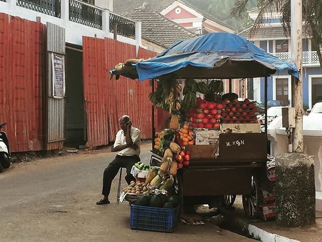 Fruit stand in Panjim, Goa 🍌🍎🍍
#youfollowthefilm #fruit #goan #foodtruck #rupees #veg #vegan #southindia #adoption