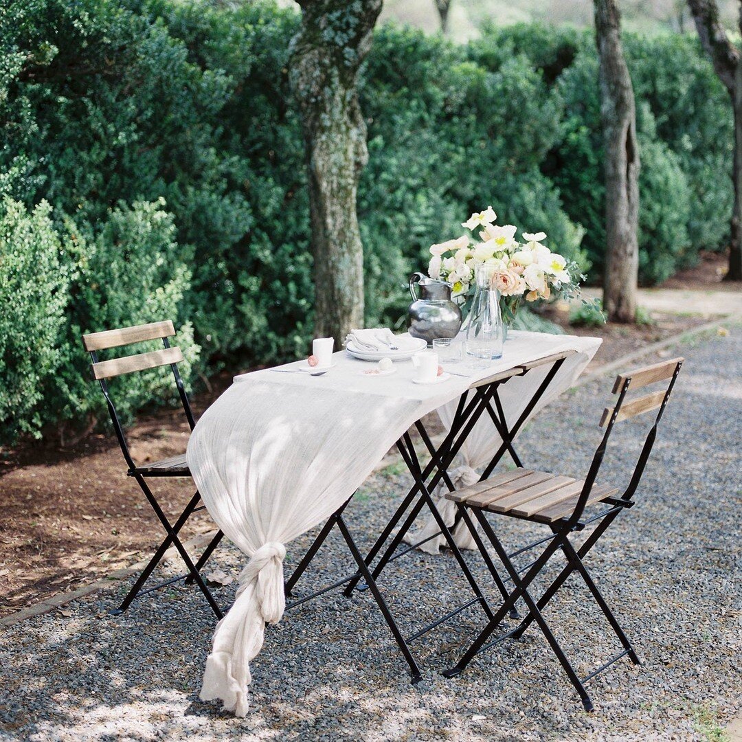 Happy Monday. I hope your Sunday looked like this. Mine did. Family trip out to my mom's and we had a picnic lunch. It was a lovely afternoon. Feeling sleepy and relaxed today after a full day of fresh air.
#seattleflorist #pnwflorist #seattlewedding