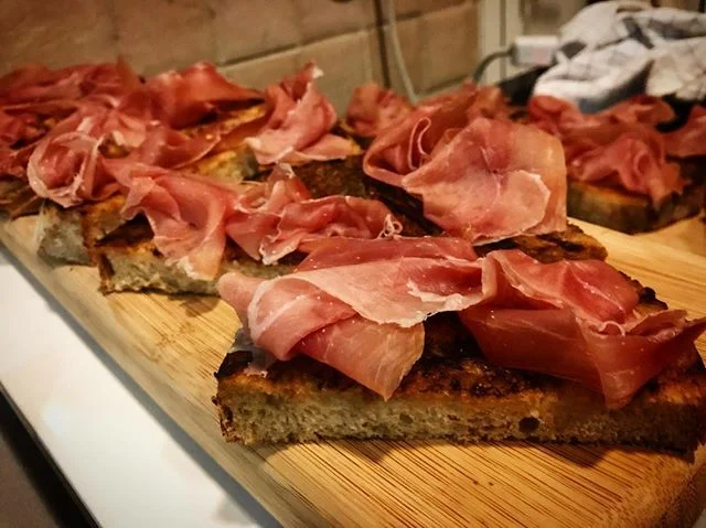 What do you serve for a Spanish Wine Tasting.? Serrano Ham and Tomato Rubbed Sourdough of course!!
@thetastingclass 
#catering#winetasting#thetastingclass#dubaifood#dubaifoodies#dubaifoodbloggers#chefslife#dubaichefs#mydubai#spanish#tapas#serranoham#