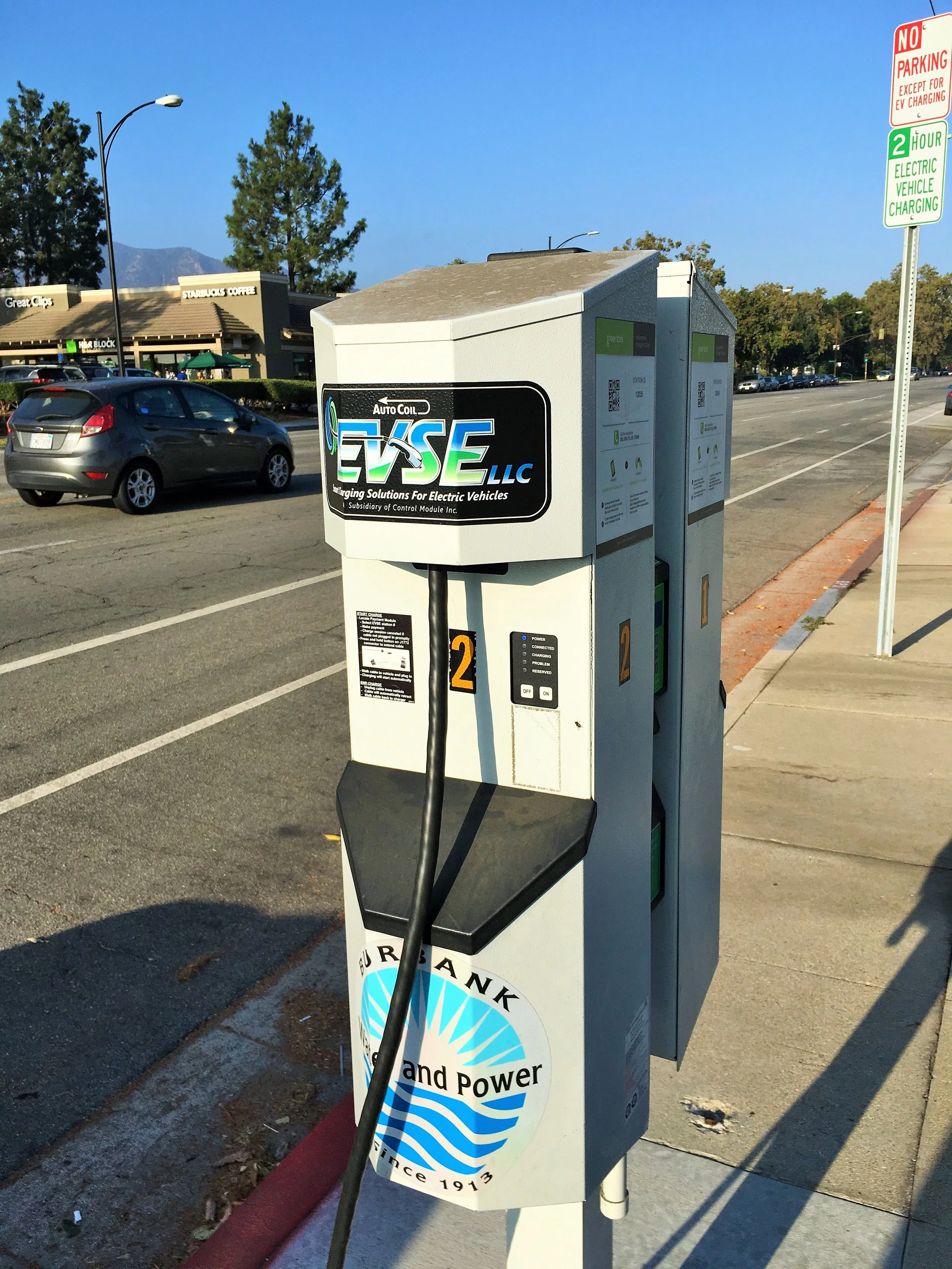 Electric vehicle charging station