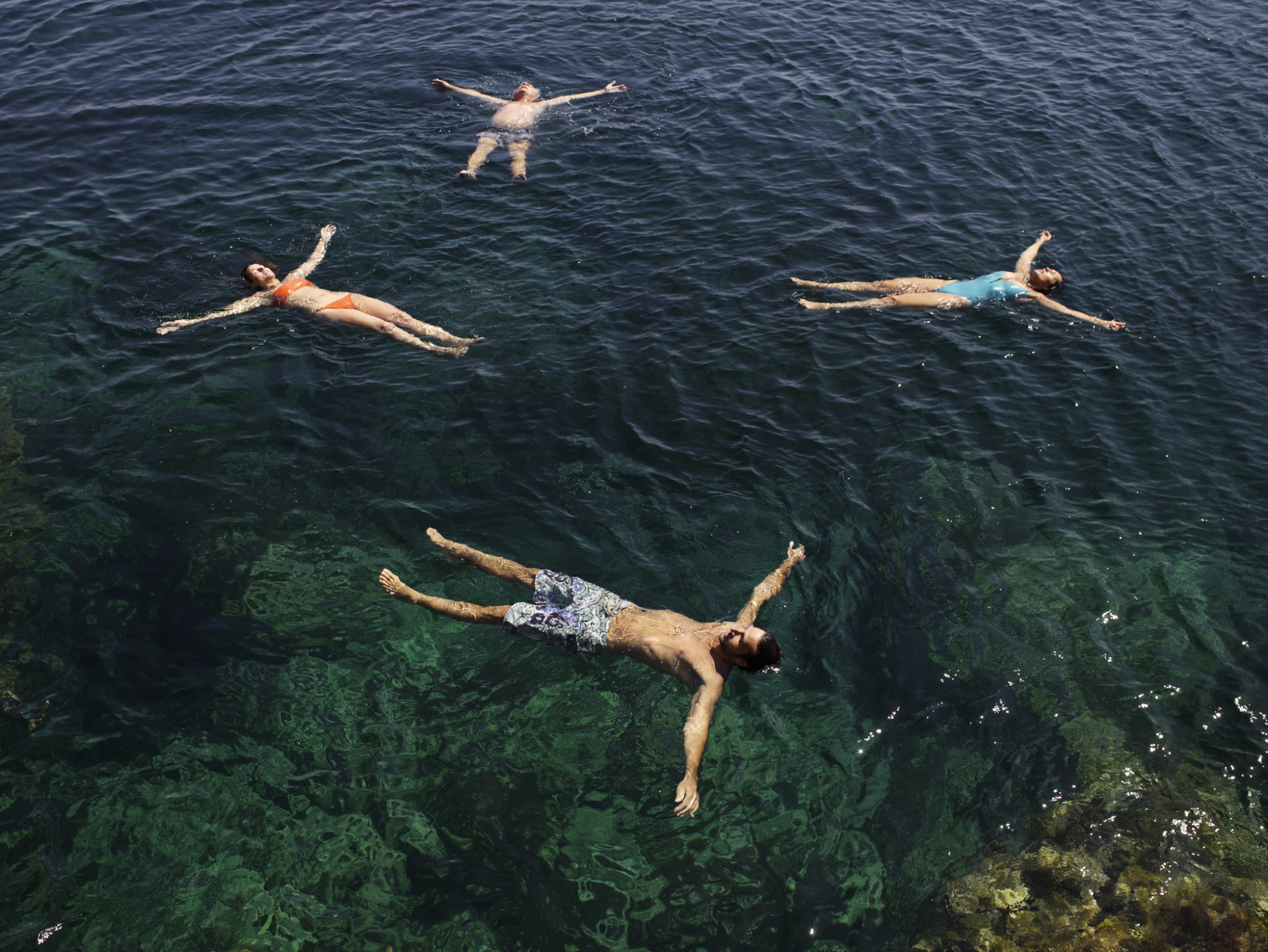 Мертвое море человек на воде. Плавание в Мертвом море. Мертвое море купание. Мертвое море люди. Плавание в Мертвом море фото.