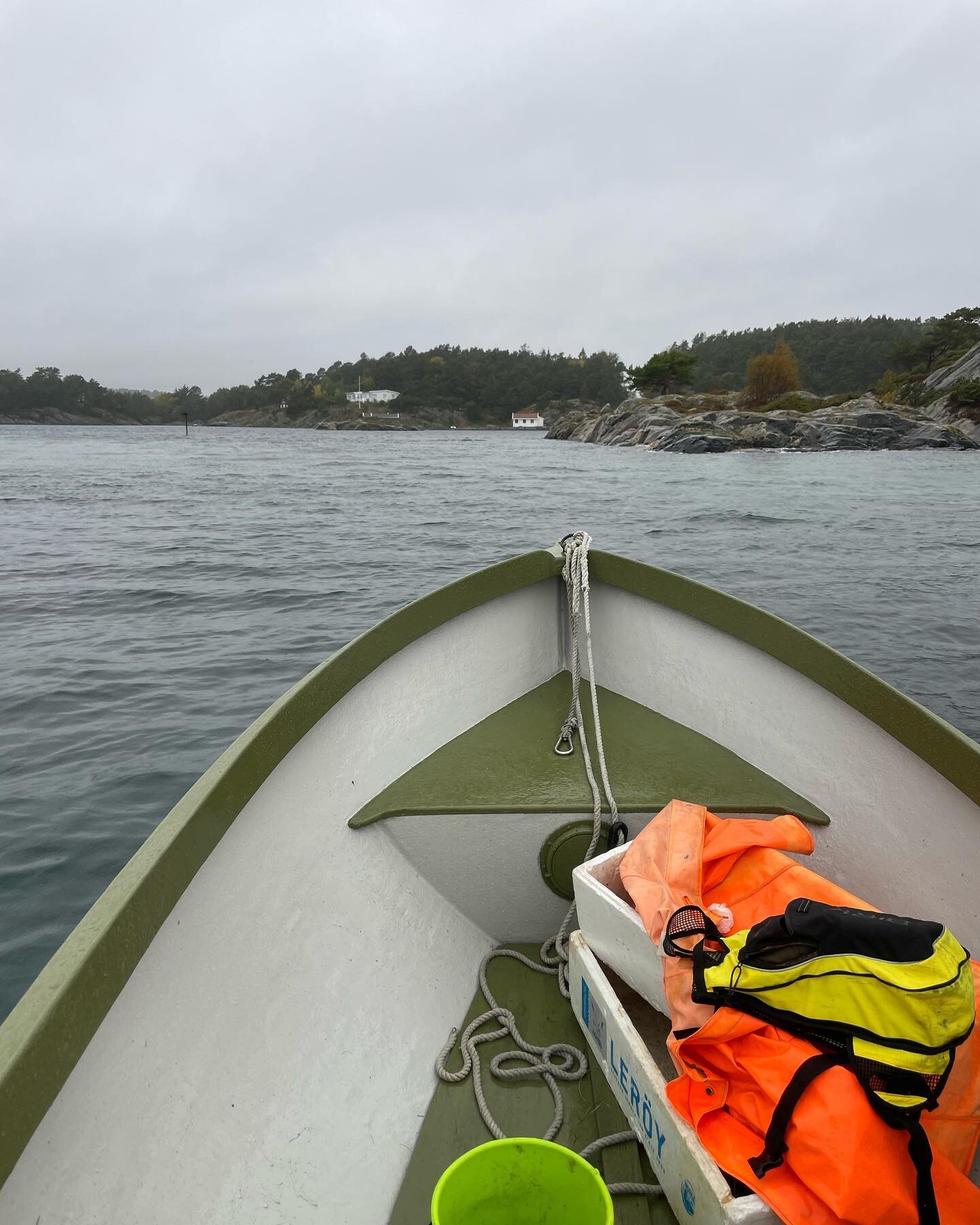 En av h&oslash;stens h&oslash;ydepunkter er ut &aring; fiske hummer med min gode venn @vik.erling .  T&oslash;ffe ut i Grimstad&rsquo;s skj&aelig;rg&aring;rd i gr&aring;lysninga kl 0700 m sterk kaffe p&aring; tofta og hale opp teinene mens b&oslash;l