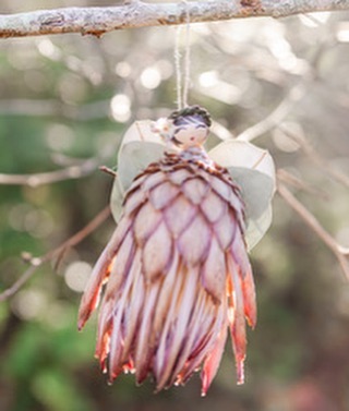 Angels of Nature. 🍃
#uniqueornaments #flowerangels #holidayseason #protea #driedflowers #exoticangels #puaangels