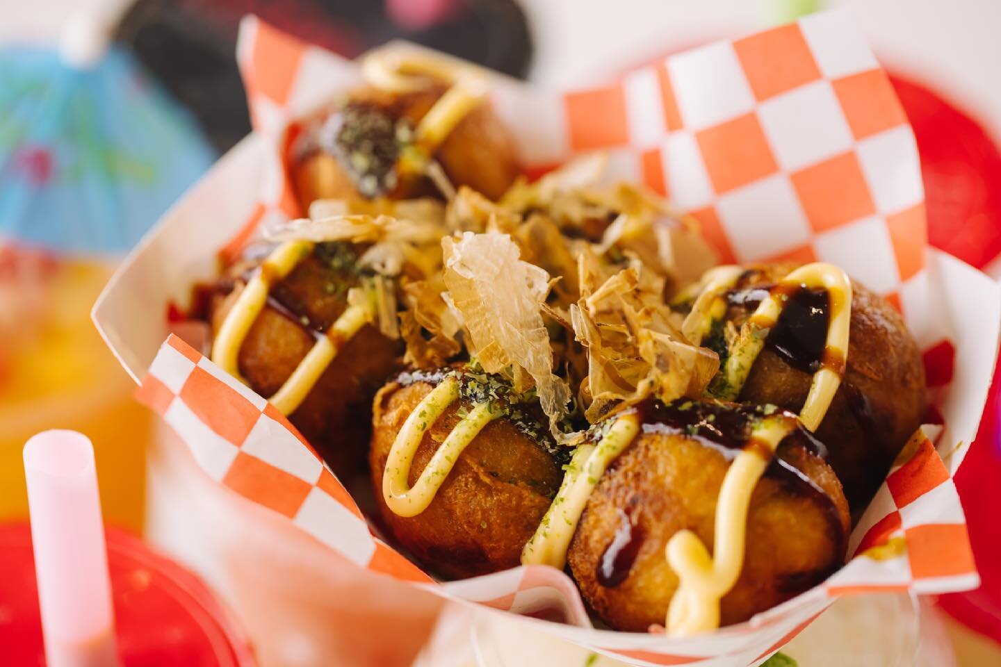 Let&rsquo;s tako bout this delicious snack 😋 Takoyaki is a delicious Japanese pancake ball w/ a piece of octopus inside. Topped with takoyaki sauce, Japanese mayo, bonito flakes and aonori, each bite is bursting with flavor!🐙

#takoyaki #streetfood