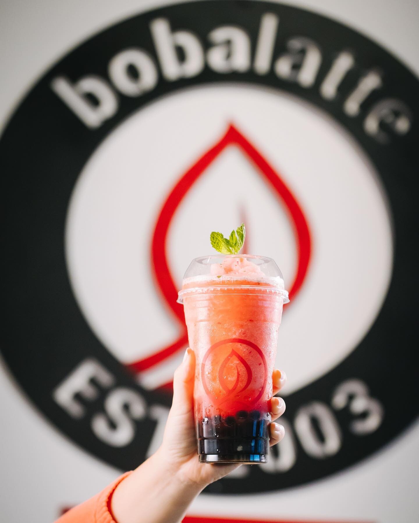 Can you guess the main ingredient of this slushie? 🍉🍓🍒🍎

#bobatealover #bobatime #fruitsmoothies #bobatea #bobaaddict #texas #tealife #exploretexas #bobaislife #slushie