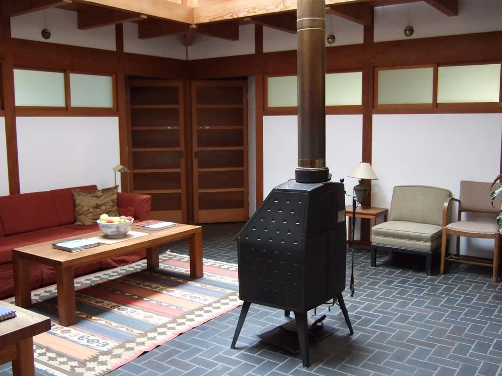 Atrium_in_Lindisfarne_Guesthouse_(Green_Gulch_Farm).jpg
