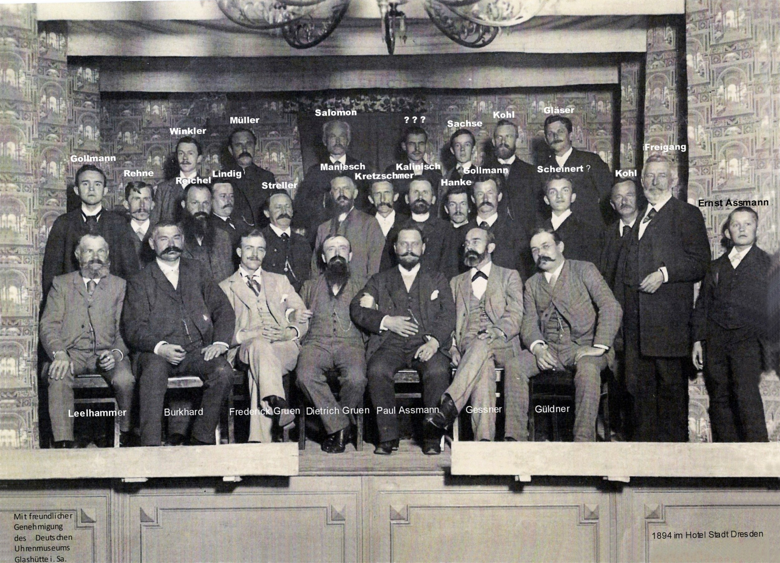Photo-Bearbeitung oben : Gerhard Bechtoldt DGS Glashuette i. Sa. GmbH / Photo Deutsches Uhrenmuseum, Glashütte i. Sa. OBEN: Foto der Gruendungsfeier von D. GRUEN & SON in Glashütte 1894, mit Dietrich Gruen in der Mitte der vordersten Reihe, daneben Paul Assmann und Fred Gruen , zu dritt untergehakt. Ansonsten sind wichtige Vertreter des damaligen "Glashütter Verlagswesens" zugegen. Der junge Ernst Assmann (r. v.) arbeitete später bei GRUEN , USA. http://www.uhrenmuseum-glashuette.com/presse/pressemitteilungen/02062014-verlagswesen/