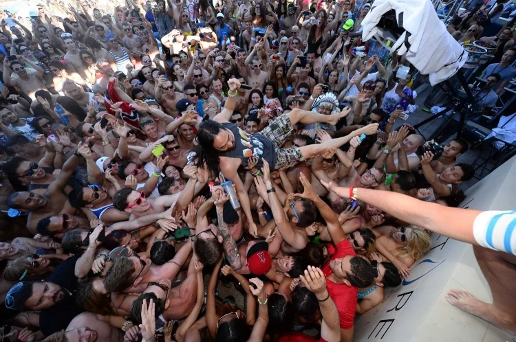tn-1000_steveaoki_crowdsurf_wetrepublic-1.jpg