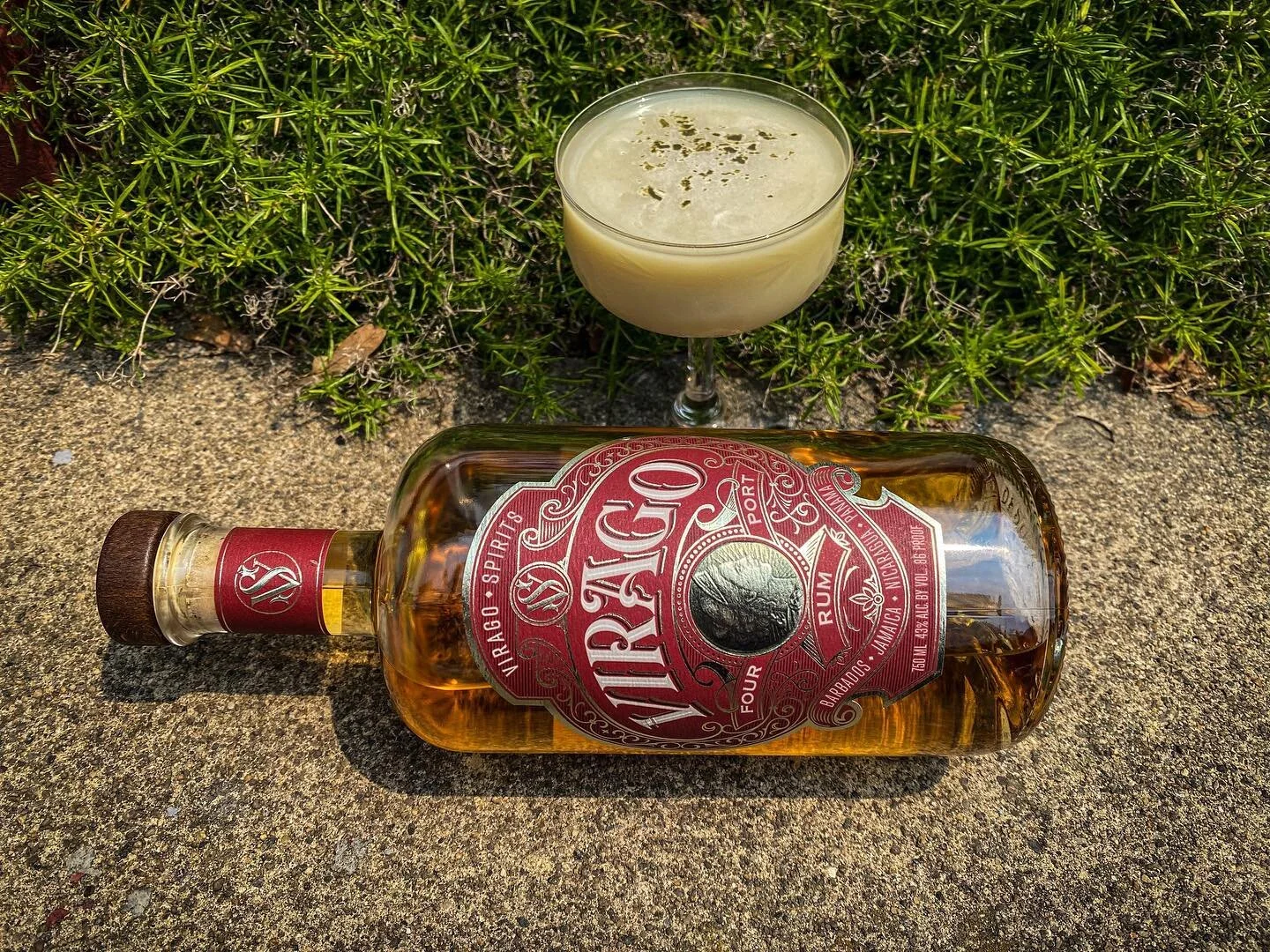 Matcha, white chocolate, agave + @viragospirits Four Port Rum 🤤
☠️
#rumcocktails #matcha #matcharecipes #whitechocolate #rum #virago #dotd #cocktaildevelopment #femalebartender #womenwhobartend #cocktailrecipes #cocktail #recipes #drinklikeabartende