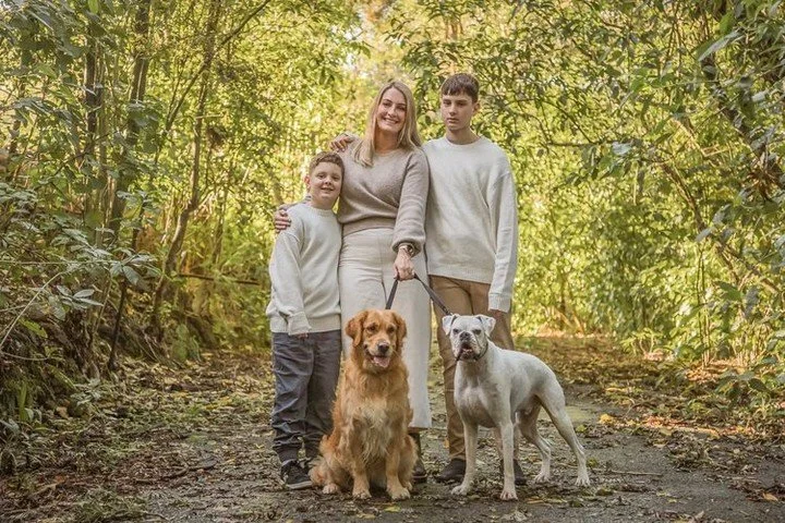 TOP 3 SPRING OUTFIT TIPS FOR PORTRAITS⁠
⁠
1. Layer Smartly⁠
Mornings can start chilly at 8&deg;C, but afternoons can warm to 20&deg;C. Light jackets, cardigans, or stylish wraps give flexibility; you can remove layers as the day warms, and they add t