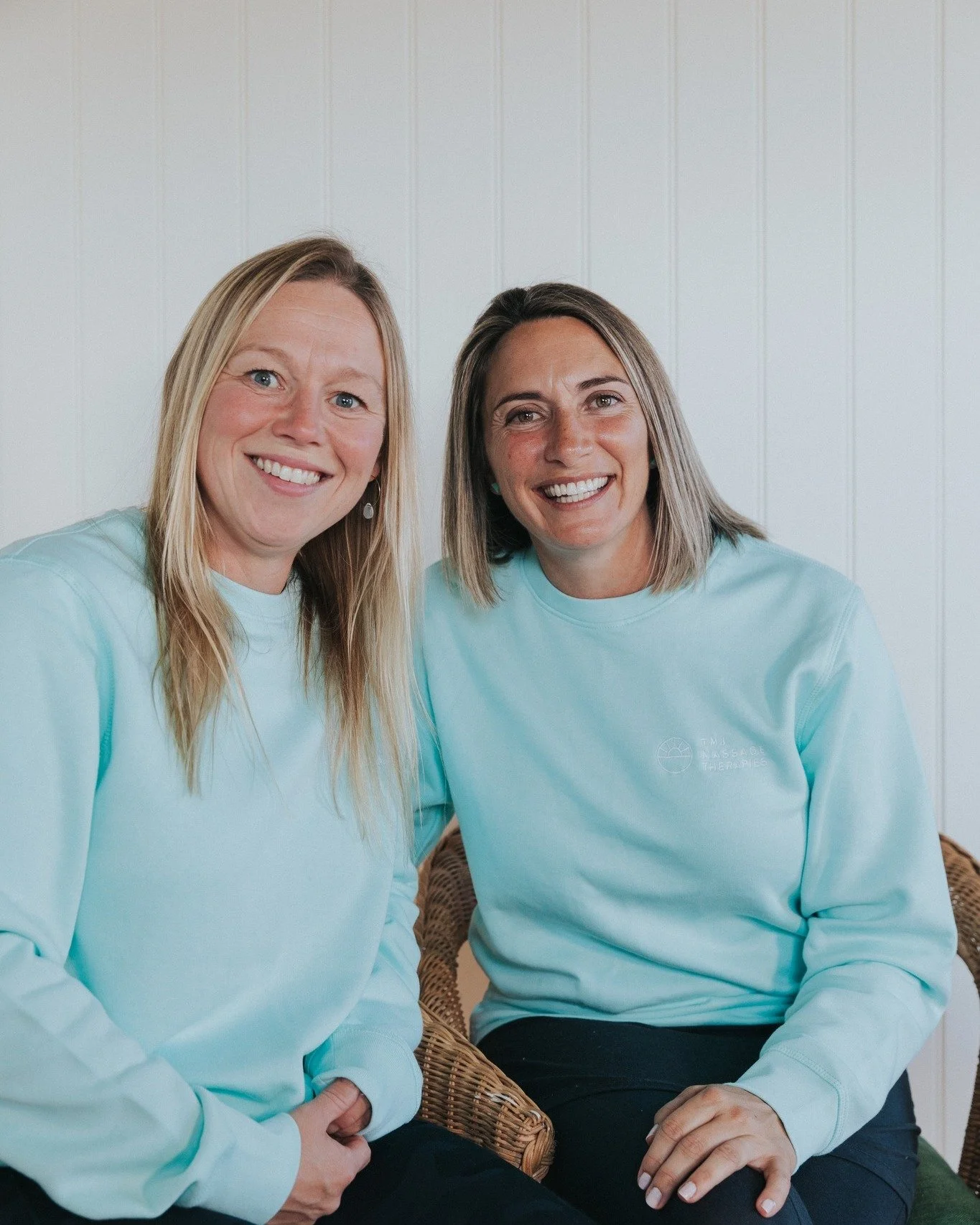 Behind the scenes of every TMJ Massage Therapies® course is the wonderful Lisa, course administrator, organiser of all things, and the person who keeps everything running smoothly.
Lisa looks after sending out the workbooks, helps keep me on tra