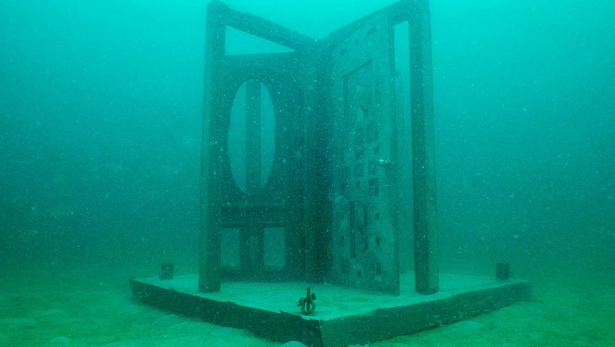    As one approaches the work from above, geometric lines appear- an x and three flanges. These could be seen as cardinal directions, or the 12, 3, 6, and 9, and the hour, minute, and second hands on clock. Whatever the approaching scuba diver reads 