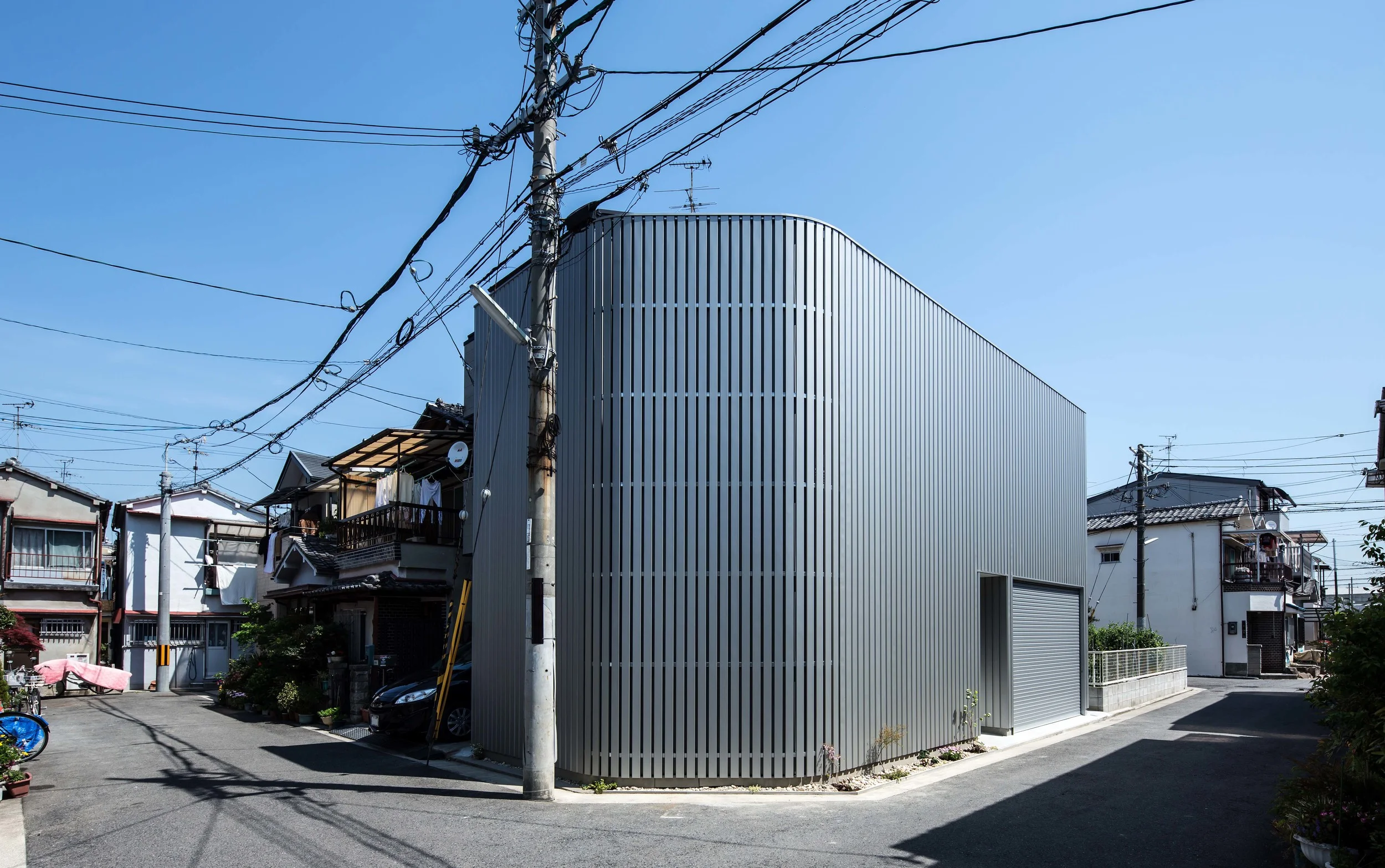 ［architect］House In Otori　光も風も入るシルバーの壁