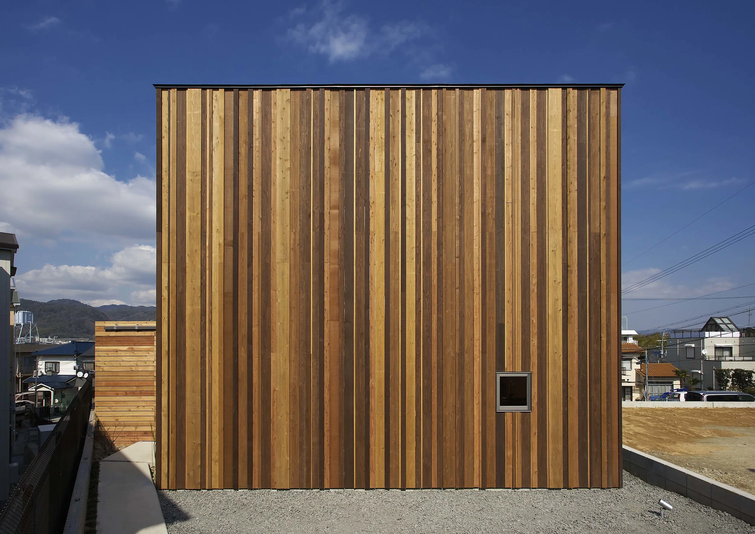 ［architect］House In Imamiya 端材のストライプが迎える家