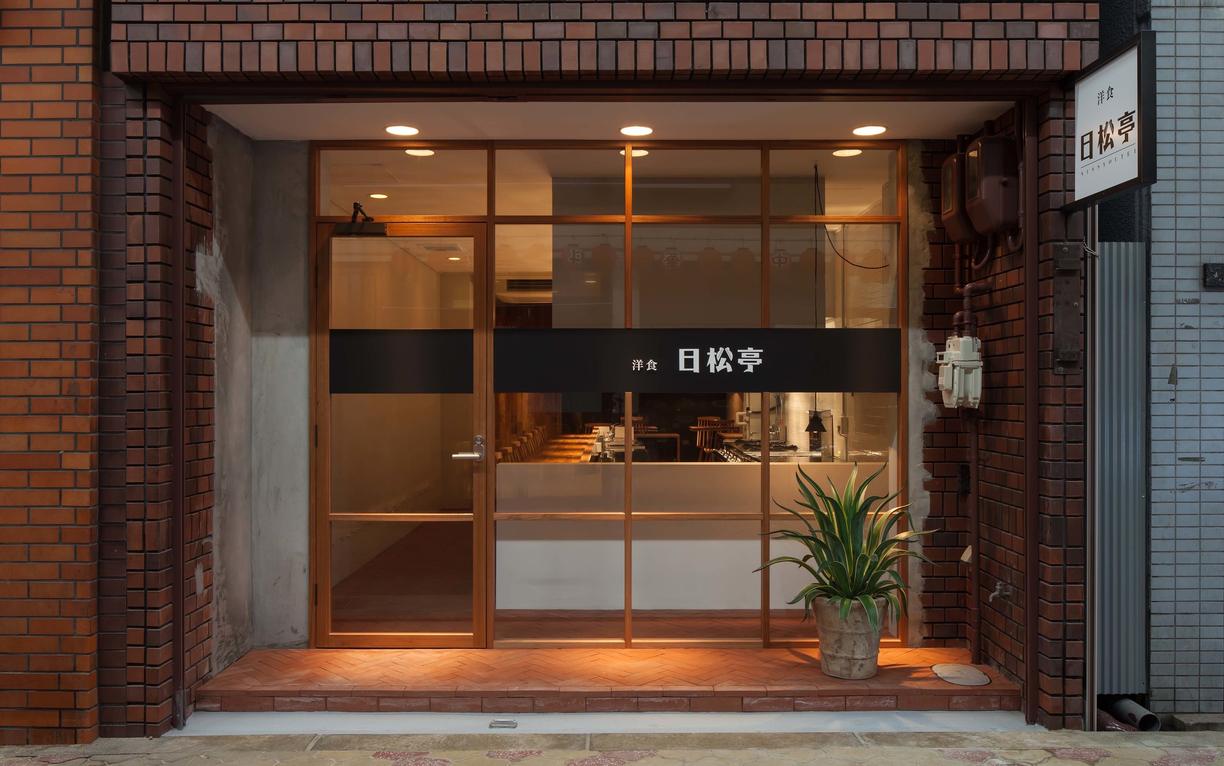 Nisshoutei Restaurant 内外を柔らかく区切るガラスのファサード 大阪 設計事務所 Arbol アルボル