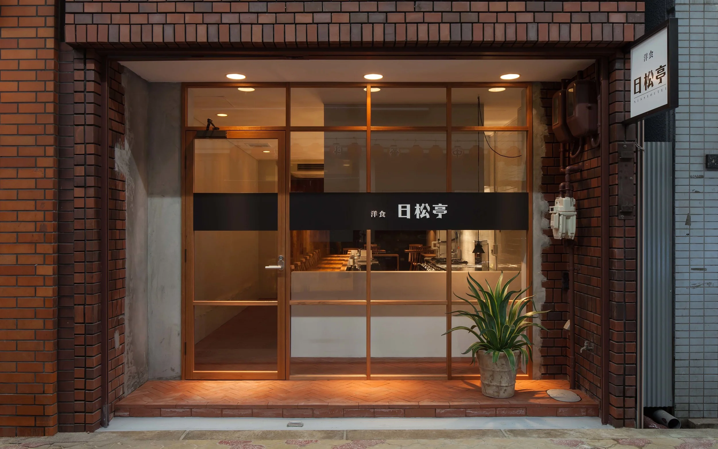 ［Interior］Nisshoutei (Restaurant) 内外を柔らかく区切るガラスのファサード
